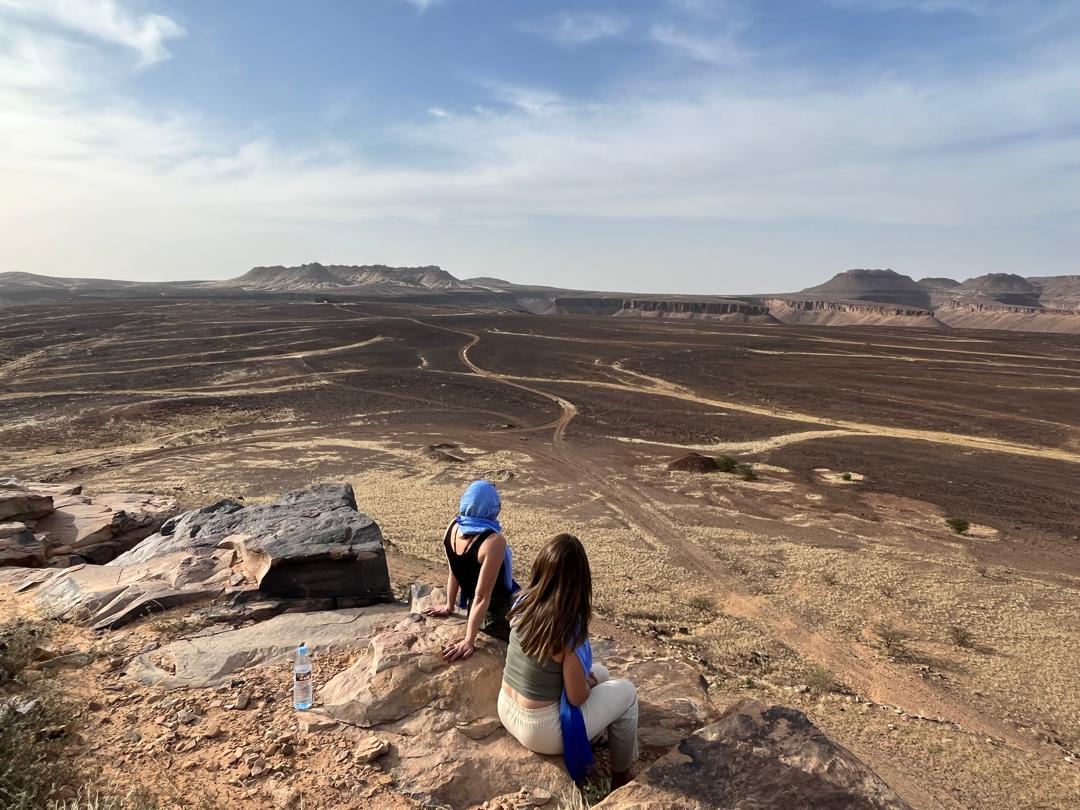 2 guests site on the edge of the canyon overlooking it